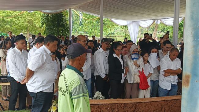 Pemakaman Yurike Sanger di TPU Tanah Kusir, Jakarta Selatan pada Senin (610) [FTNewsSelvianus Kopong Basar]